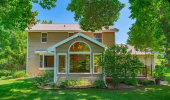 21 E Newhaven Cir, Madison, WI 53717