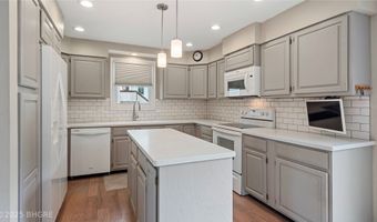 2325 E 40th Ct, Des Moines, IA 50317