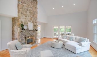 20 Laura Dr, Danbury, CT 06811