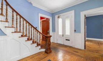 36 Ayrault St, Newport, RI 02840