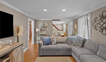 152 Glen Hills Dr, Cranston, RI 02920