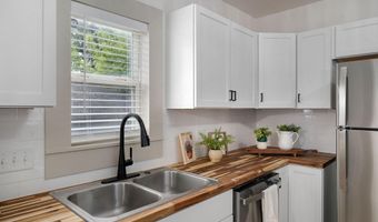 933 S Rinker Ave, Aurora, MO 65605