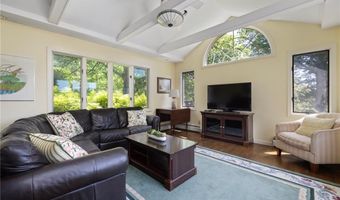 39 Highland Ave, Narragansett, RI 02882