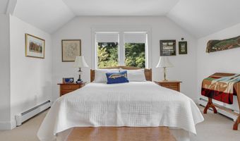 2 Sunnyfield Ln, Falmouth, ME 04105