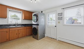 29 Rosedale Dr, Bristol, RI 02809