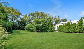 10 Macy Dr, Hewlett Bay Park, NY 11557