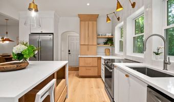 8 Knight St, Falmouth, ME 04105