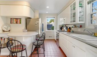2700 N DINWIDDIE St N, Arlington, VA 22207