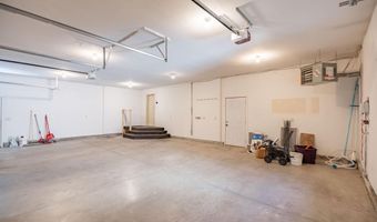 1415 Birchwood Ln, Aberdeen, SD 57401