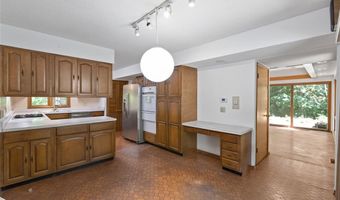 16 Meadowbrook Country Club Est, Ballwin, MO 63011