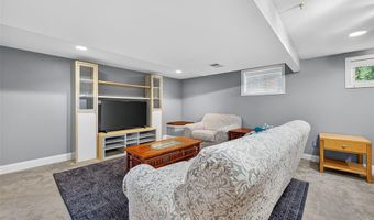 124 Vlasis Dr, Ballwin, MO 63011