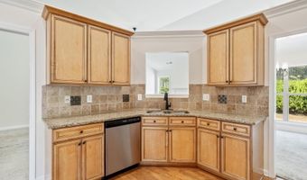 738 York View Dr, Auburn, GA 30011