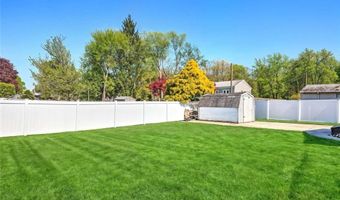 8 Ashby St, Johnston, RI 02919