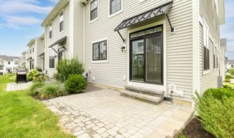 15 E Cross Trl 15, Danbury, CT 06810
