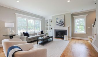 2 Bluemead Farm Ln, Barrington, RI 02806