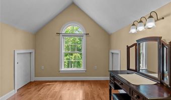 16 Leonard Dr, North Smithfield, RI 02896