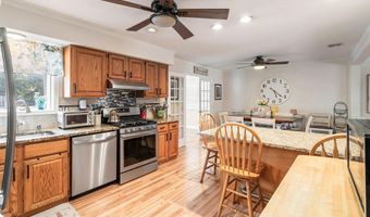 19 Elm St, Beachwood, NJ 08722