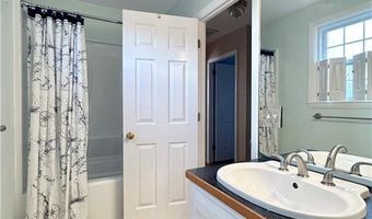 24 High St, Middletown, RI 02842