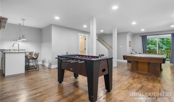 549 Clubhouse Dr, Banner Elk, NC 28604