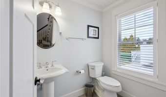 67 Caswell St, Narragansett, RI 02882