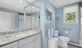 40 Quail Hollow Rd, Cranston, RI 02920