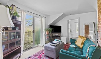 28 Young St, Newport, RI 02840