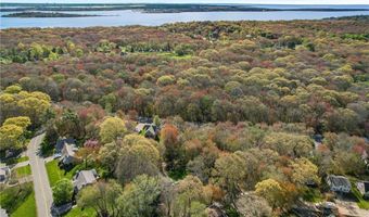 7 Winterberry Rd, Narragansett, RI 02882