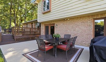 825 Queenswood Ct, Indianapolis, IN 46217