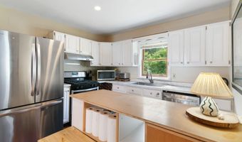 82 Oak Grove Ave, Brattleboro, VT 05301