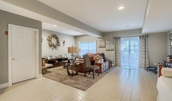 28 Crestview Ln 28, Danbury, CT 06810