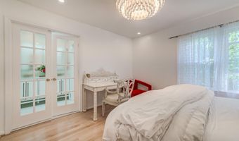 8 CARRIAGE HOUSE Cir, Alexandria, VA 22304