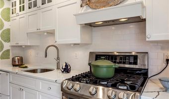 15 Cross St, Newport, RI 02840