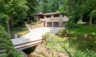 1341 Valley Dr, Akron, OH 44312