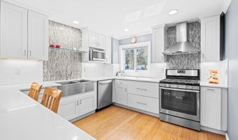 42 Lake Blvd, Aberdeen Twp., NJ 07747