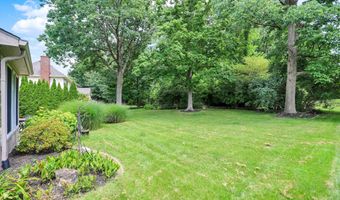 9015 Admirals Pointe Dr, Indianapolis, IN 46236