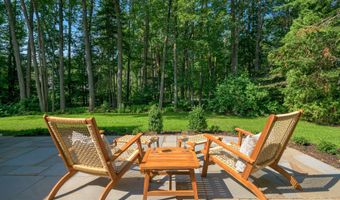 8 Knight St, Falmouth, ME 04105