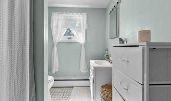 41 Perry Ave, Middletown, RI 02842