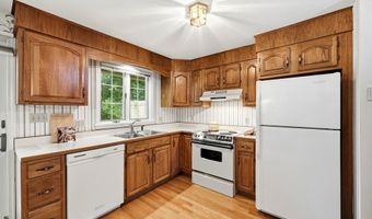 2 Mansion Woods Dr B, Agawam, MA 01001