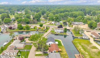 144 Channelsyde Dr, Algonac, MI 48001