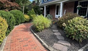 8 Winterberry Dr, Coventry, RI 02816