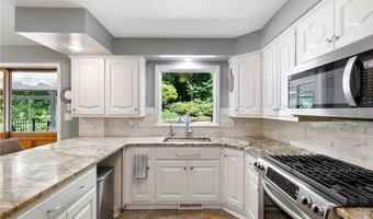 925 Sandin Rd, Akron, OH 44333