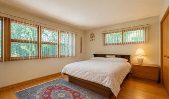 4 High Mountain Trl, Bayonne, NJ 07035