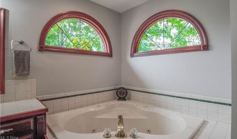 2641 Topflite Dr, Akron, OH 44312