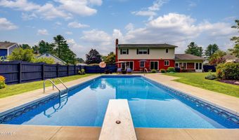 4 Fairway Ct, Albany, NY 12208
