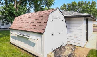 902 S 17th St, Aberdeen, SD 57401