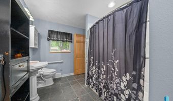 313 S 6th Ave, Brandon, SD 57005