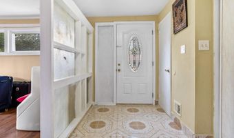 8 N AVON Dr, Claymont, DE 19703