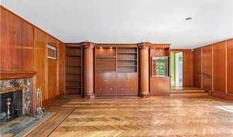 28 S Hill Dr, Cranston, RI 02920