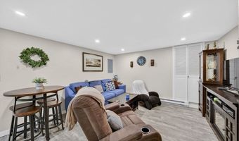 22 Connecticut Ave, Middletown, RI 02842