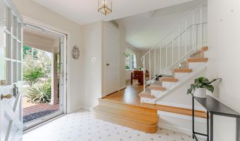 8202 EXCALIBUR Ct, Annandale, VA 22003